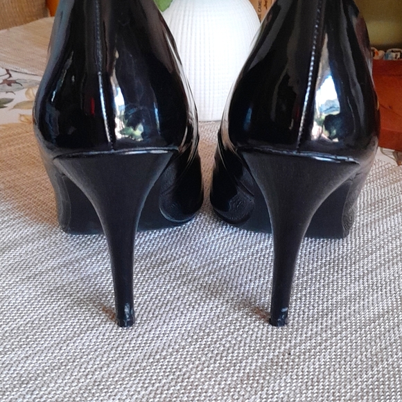 LC Black Shiny Pumps with Gold Bow 9M - Picture 3 of 6